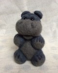 peluche hippopotame en laine feutree