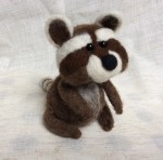 peluche raton laveur en laine feutree