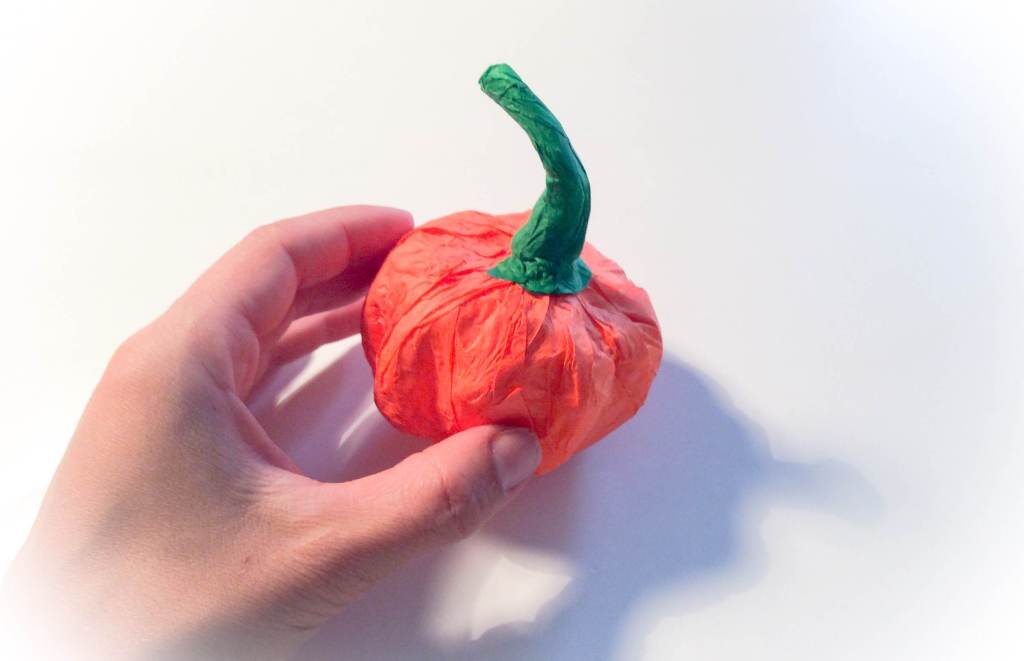 DIY décorations de Halloween. Citrouille en papier. Make a paper&nbsp;pampkin.