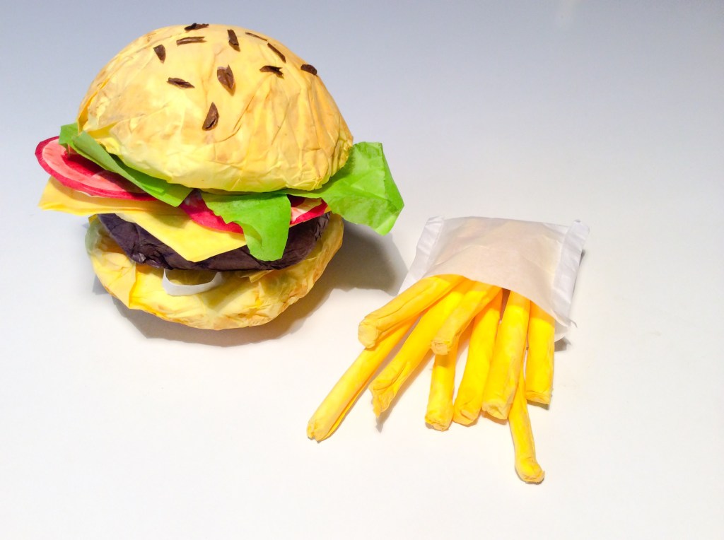 Paper craft hamburger. DIY hamburger en papier de&nbsp;soie.