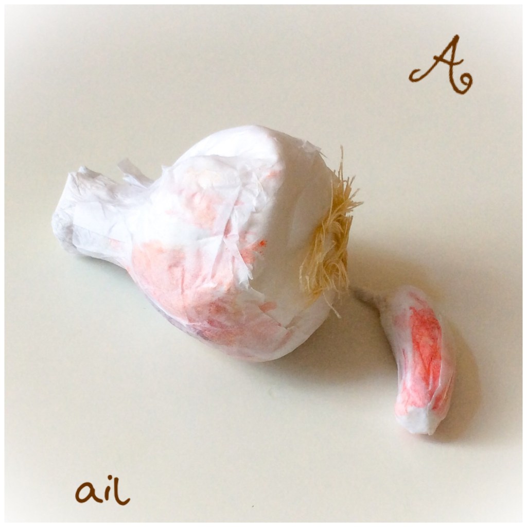 Paper vegetables french alphabet. A comme&nbsp;ail.