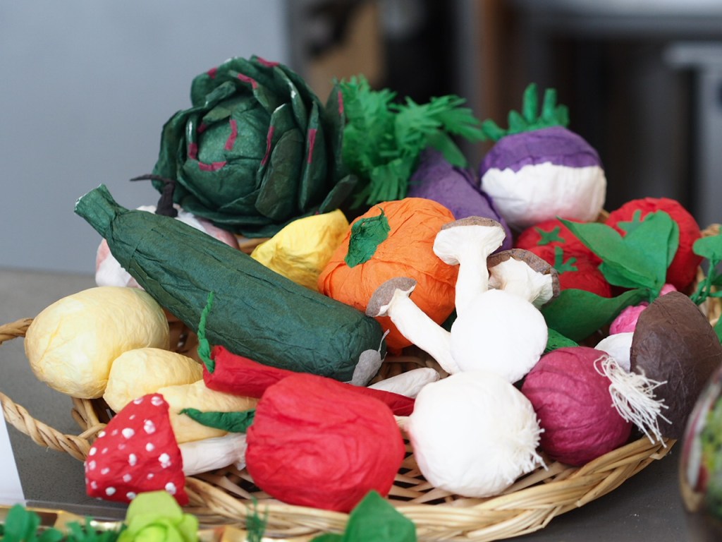 Making Paper fruits and vegetables in&nbsp;VERSAILLES.
