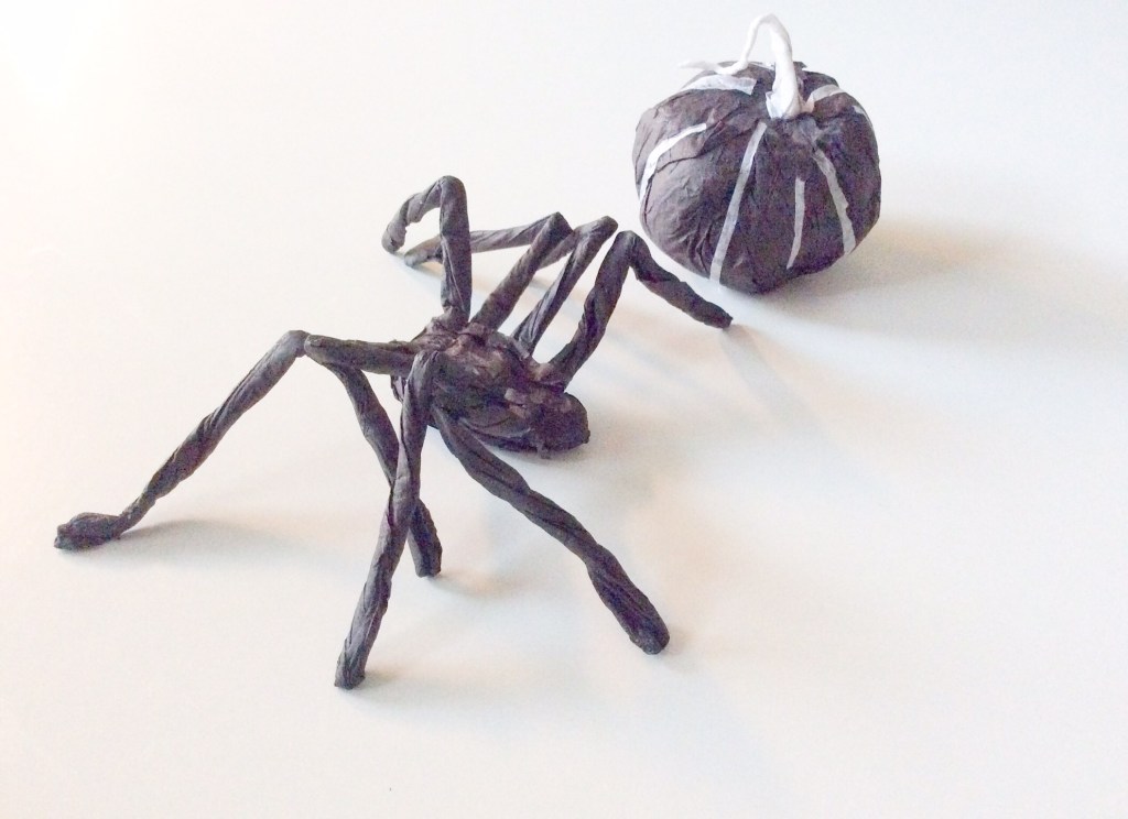 DIY paper spider. Comment faire une araignée en&nbsp;papier.